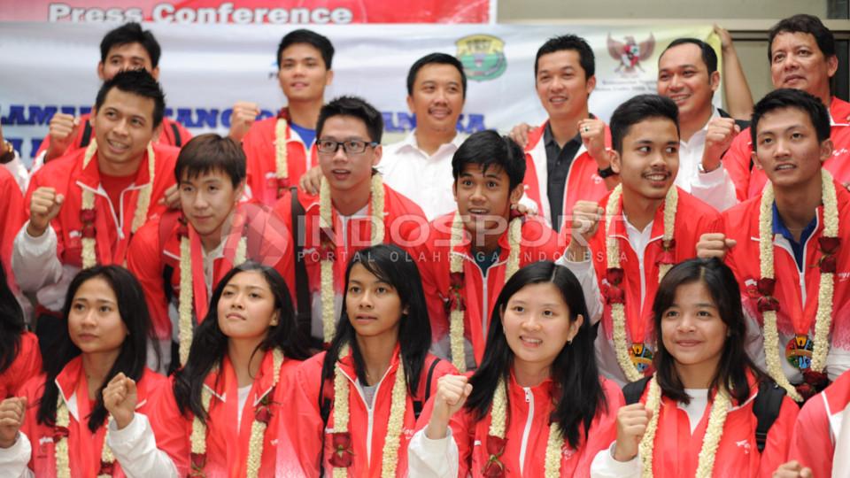 Kontingen bulutangkis Indonesia berfoto bersama.